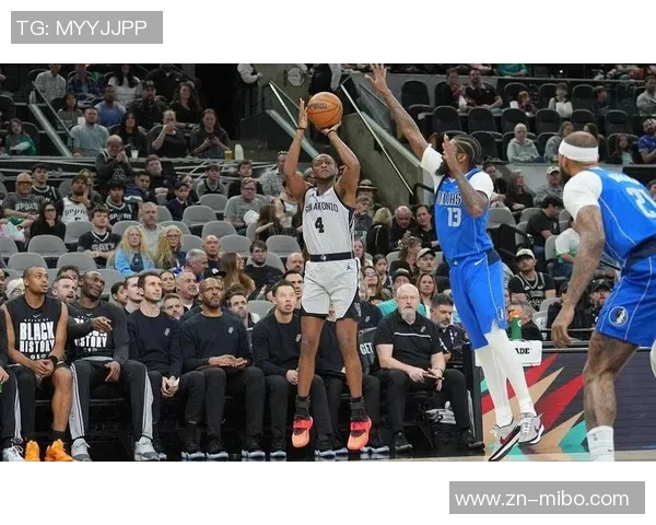 阿尔德里奇亲临马刺更衣室与新星文班同框合影引发球迷热议